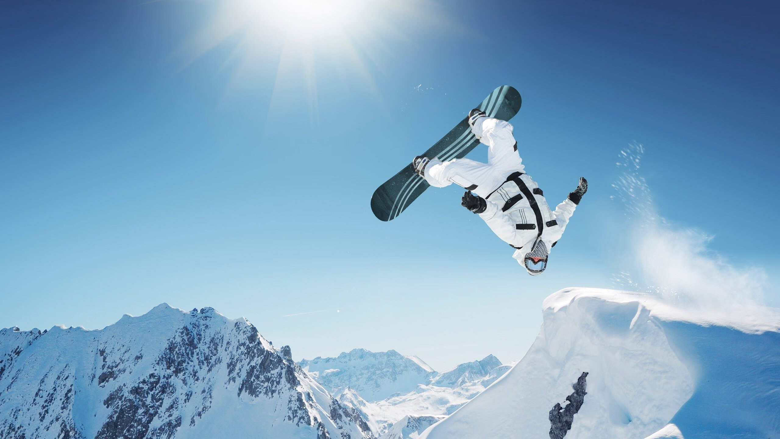 德约科维奇回归赛场,惊险取胜首场状态亮眼,中国队观众沸腾!